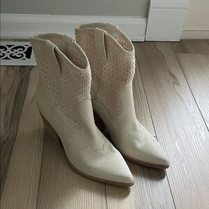 NWOT Dolce Vita size 9 Lacie Western Boots cream color